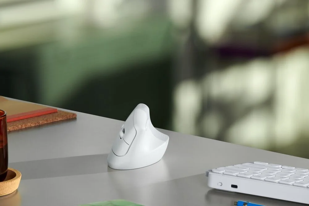 Souris ergonomique Logitech Lift blanche sur un bureau