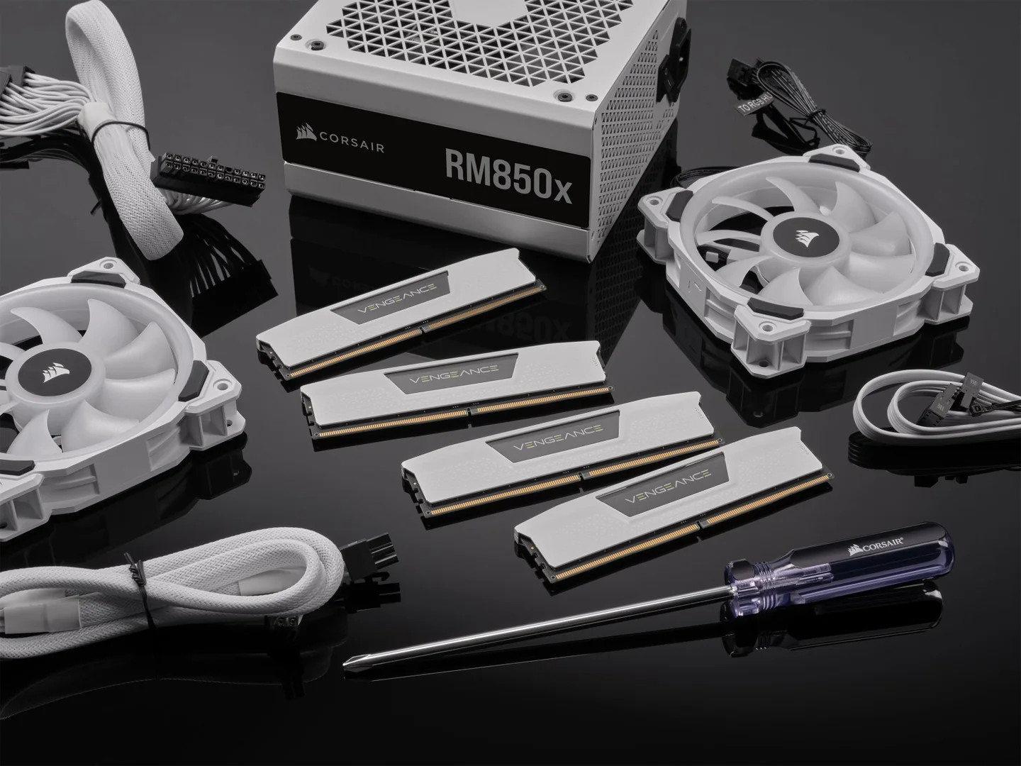 Barrettes de RAM DDR5 Corsair Vengeance blanches parmi des composants de PC